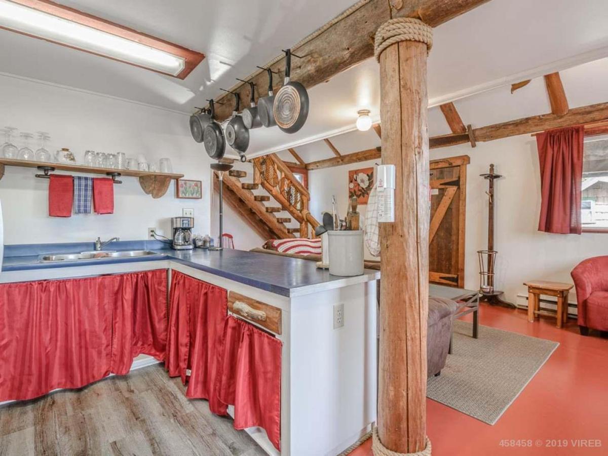 Woods End Landing Hotel Bamfield Екстериор снимка