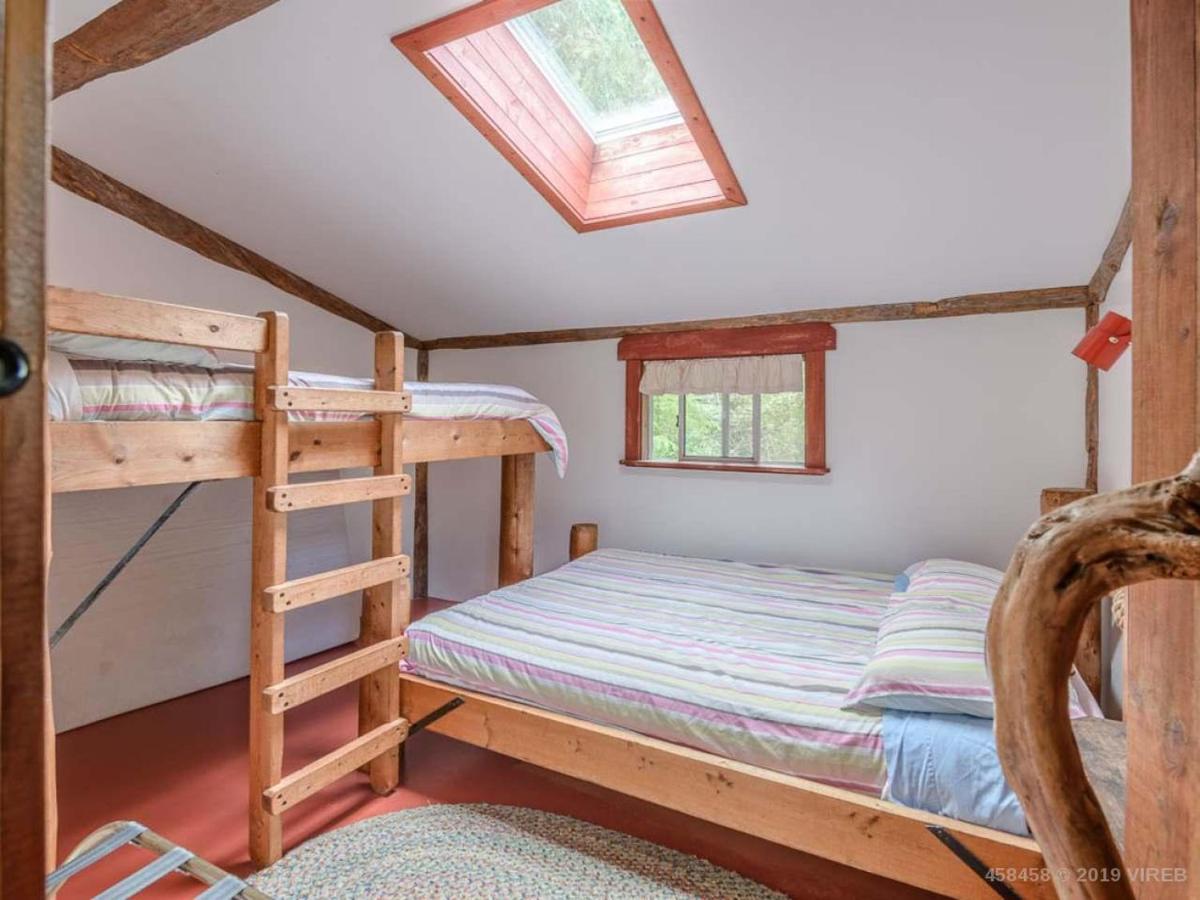 Woods End Landing Hotel Bamfield Екстериор снимка