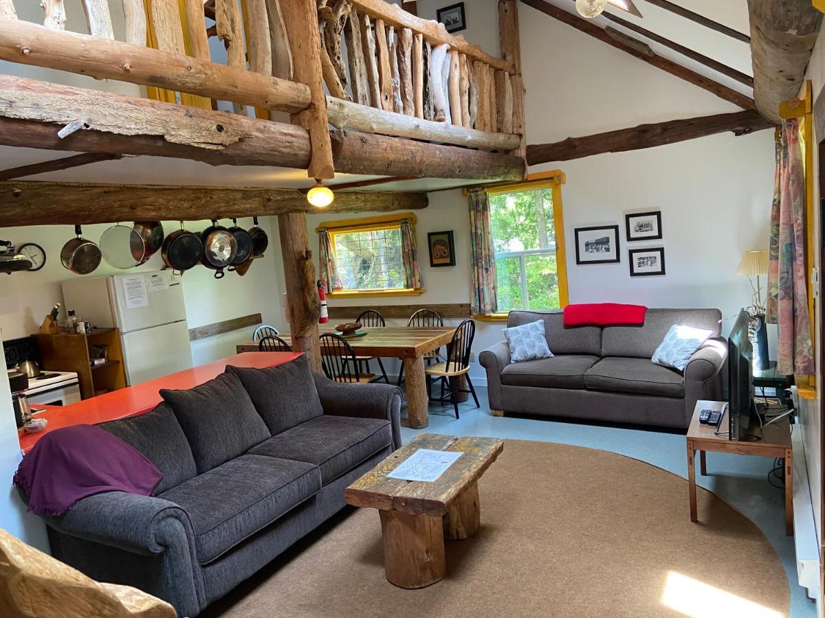 Woods End Landing Hotel Bamfield Екстериор снимка